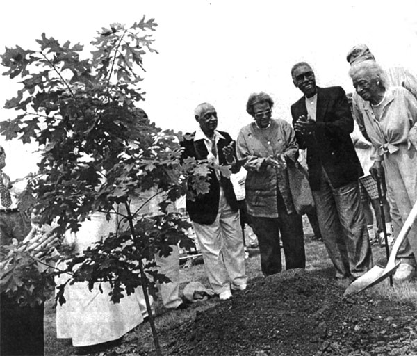 As members of Jesse Owens’ family look on, Ruth Owens helps plant an oak tree at the Jesse Owens Memorial Park and Museum. (Left to Right) Sylvester Owens (Jesse’s brother), Gloria Owens Hemphill, Malcolm Hemphill and Ruth Owens. Oakville, Alabama, the birthplace of Jesse Owens.